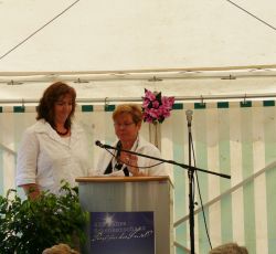 Gisela Brücher würdigte das Engagement von Claudia Kressin für  Schanz und  Jubiläum.