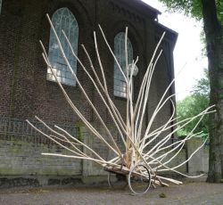 Auch die Kunstkarre von Toon Elfrink wurde dauerhaft im Dorf geparkt: Vor der Kirche.